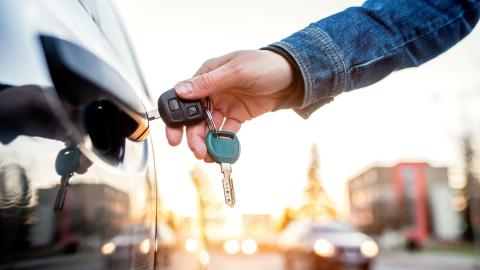 Get Back into Your Car Without Damaging It: Use a Car Locksmith
