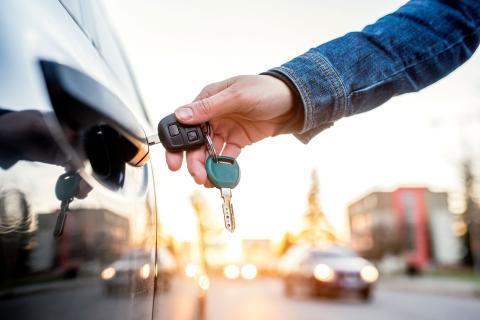 Get Back into Your Car Without Damaging It: Use a Car Locksmith